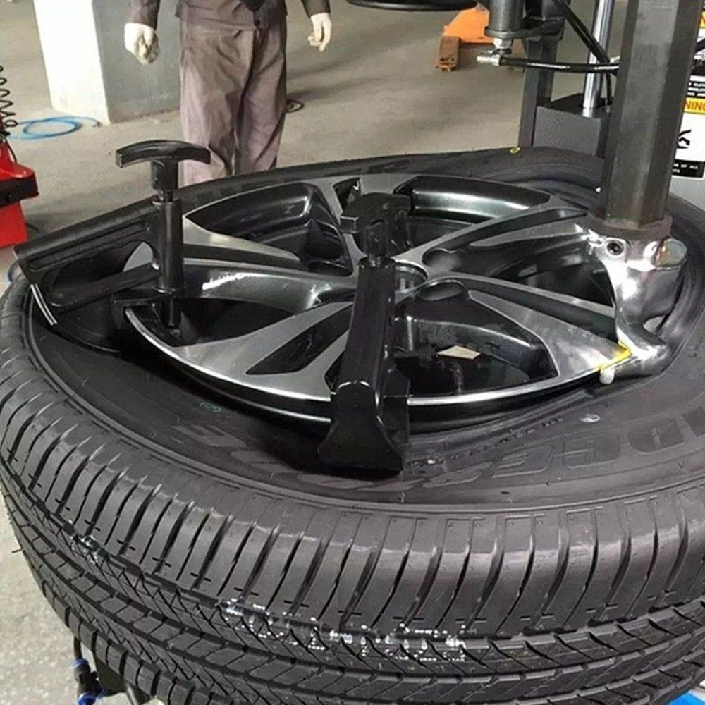 Pince repousse talon pour faciliter le montage du pneu